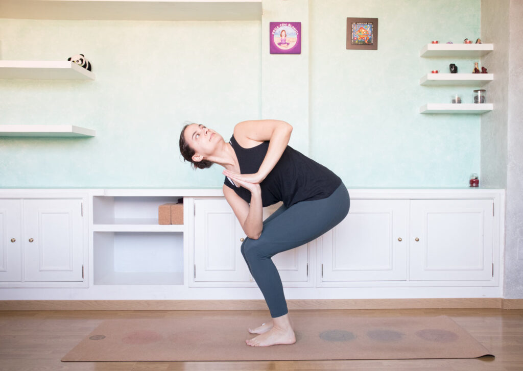 Utkatasana o Postura de la silla Yoga con Blanca